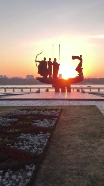 黎明时分,这座城市的缔造者们的纪念碑.乌克兰。垂直录像 — 图库视频影像