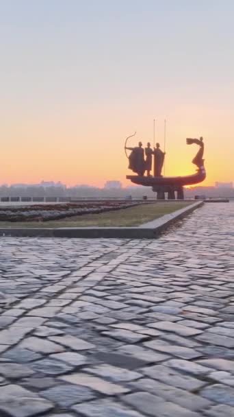 Monument voor de oprichters van de stad in de ochtend bij dageraad. Oekraïne. Verticale video — Stockvideo