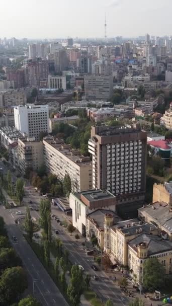 Vertikální video kapitálu Ukrajiny - Kyjev. Letecký pohled. Kyjev