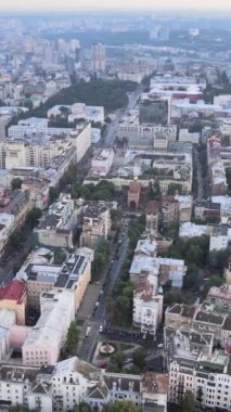 Kyiv, Ukrayna hava görüntüsü. Kiev. Dikey video