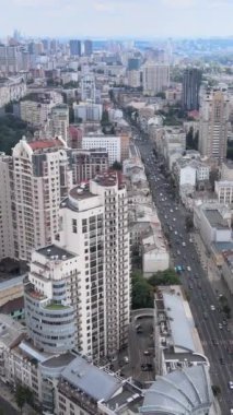 Kyiv, Ukrayna hava görüntüsü. Kiev. Dikey video