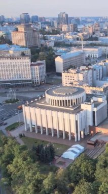 Kyiv, Ukrayna hava görüntüsü. Kiev. Dikey video