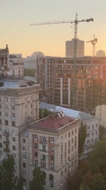 Ukrayna, Kyiv, sabah gün doğumunda. Hava görüntüsü. Kiev. Dikey video