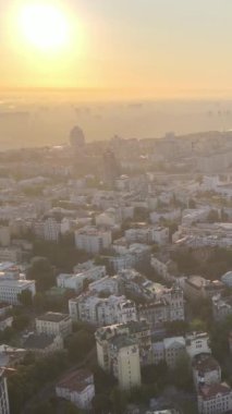 Ukrayna, Kyiv, sabah gün doğumunda. Hava görüntüsü. Kiev. Dikey video