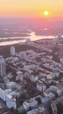 Ukrayna, Kyiv, sabah gün doğumunda. Hava görüntüsü. Kiev. Dikey video
