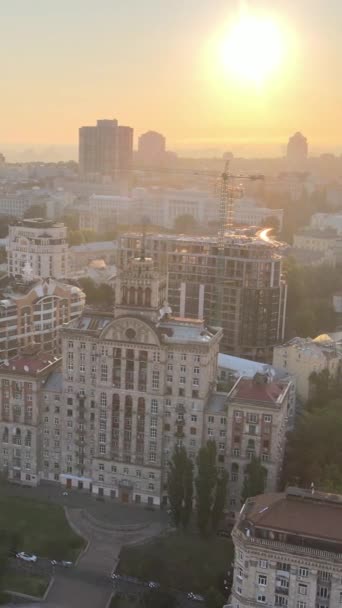 Ukraina, Kijów rano o wschodzie słońca. Widok z lotu ptaka. Kijów. Pionowe wideo — Wideo stockowe
