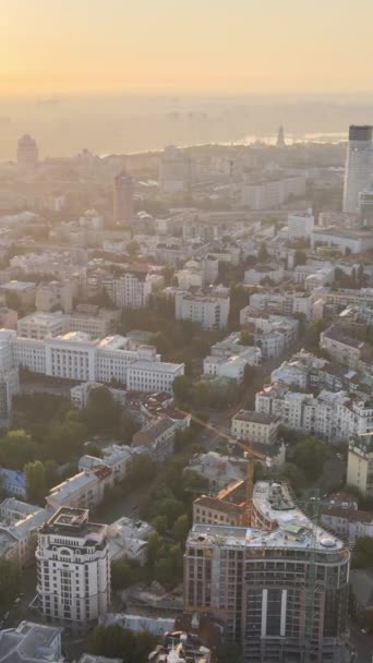 Ukrajina, Kyjev ráno při východu slunce. Letecký pohled. Kyjev. Svislé video — Stock video