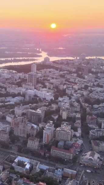 Ukraine, Kiev le matin au lever du soleil. Vue aérienne. Kiev. Vidéo verticale — Video