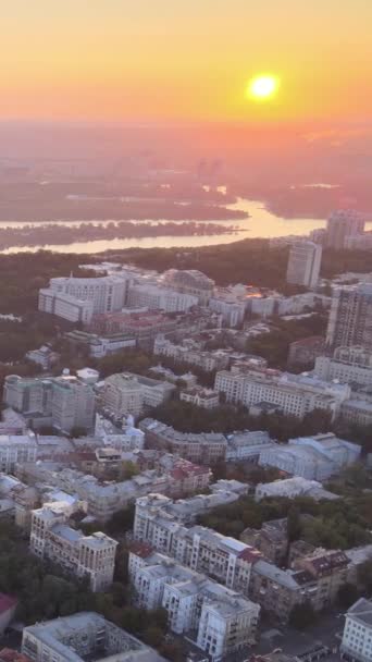 Ucrânia, Kiev de manhã ao nascer do sol. Vista aérea. Kiev. Vídeo vertical — Vídeo de Stock