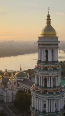 Kyiv-Pechersk Lavra sabah gündoğumunda. Ukrayna. Dikey video