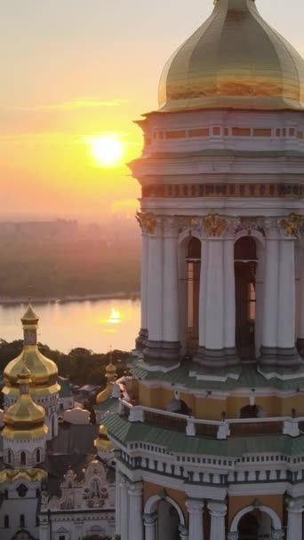 Kiew-Pechersk Lavra am Morgen bei Sonnenaufgang. Ukraine. Vertikales Video — Stockvideo