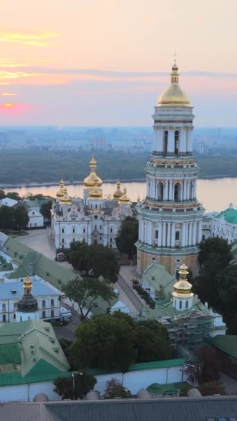 Kyjev-Pechersk Lavra ráno při východu slunce. Ukrajina. Svislé video — Stock video