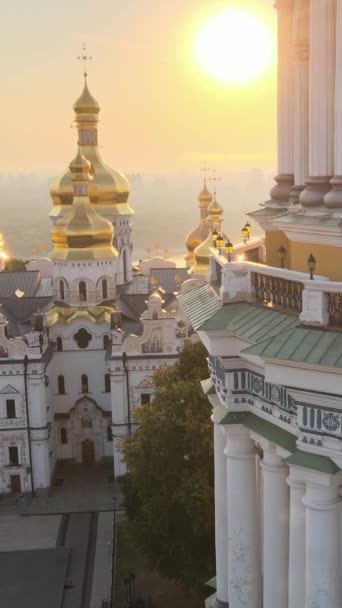 Ławra Kijowska-Pieczerska rano o wschodzie słońca. Ukraina. Pionowe wideo — Wideo stockowe