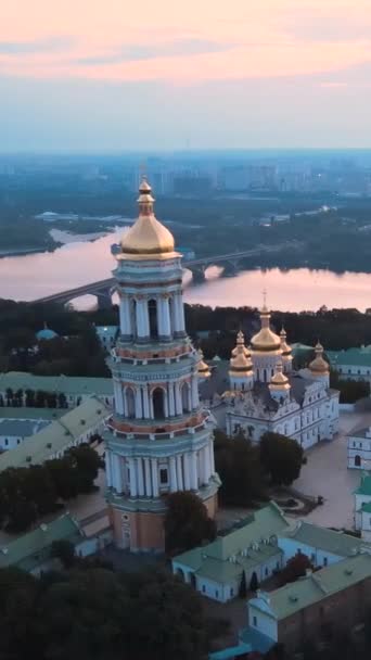 Ławra Kijowska-Pieczerska rano o wschodzie słońca. Ukraina. Pionowe wideo — Wideo stockowe