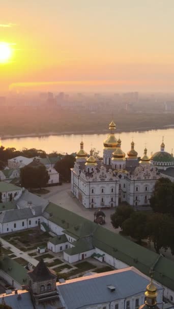 Kiev-Pechersk Lavra på morgonen vid soluppgången. Ukraina. Vertikal video — Stockvideo