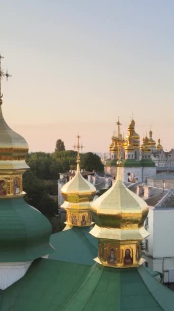 Kyjev-Pechersk Lavra ráno při východu slunce. Ukrajina. Svislé video — Stock video