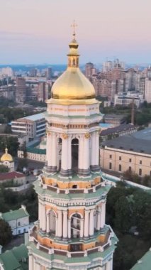 Kyiv-Pechersk Lavra sabah gündoğumunda. Ukrayna. Dikey video
