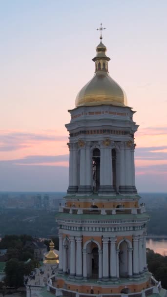 Kiev-Pechersk Lavra på morgonen vid soluppgången. Ukraina. Vertikal video — Stockvideo