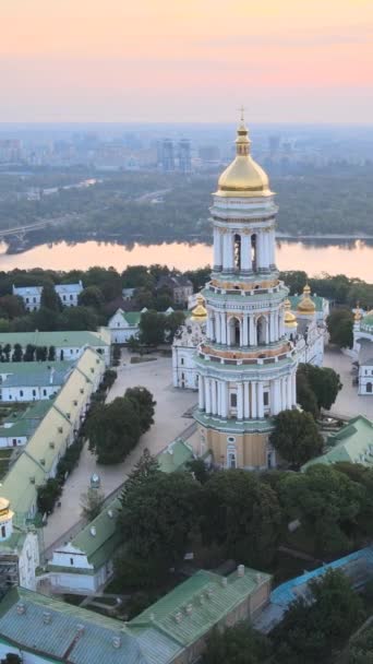 Kiev-Pechersk Lavra por la mañana al amanecer. Ucrania. Vídeo vertical — Vídeo de stock