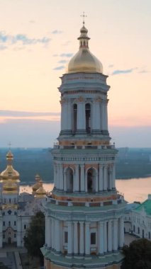Kyiv-Pechersk Lavra sabah gündoğumunda. Ukrayna. Dikey video
