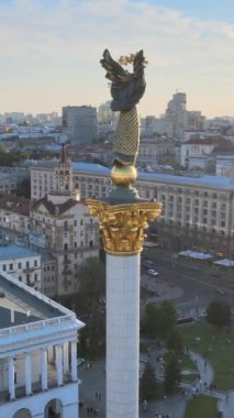 Ukrayna 'nın başkenti Kiev' de bir anıt. Meydan. Dikey video