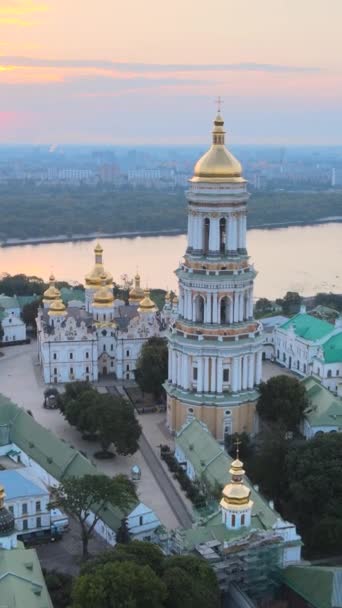 日の出の朝のキエフ-ペチェルスク・ラブラ。ウクライナだ。垂直ビデオ — ストック動画