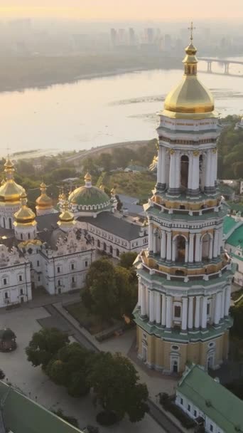 Kiev-Pechersk Lavra por la mañana al amanecer. Ucrania. Vídeo vertical — Vídeos de Stock