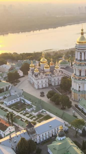 Kiev-Pechersk Lavra por la mañana al amanecer. Ucrania. Vídeo vertical — Vídeos de Stock