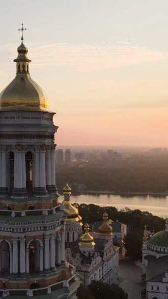 Kiev-Pechersk Lavra på morgonen vid soluppgången. Ukraina. Vertikal video — Stockvideo