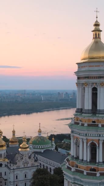 Kiev-Pechersk Lavra in de ochtend bij zonsopgang. Oekraïne. Verticale video — Stockvideo