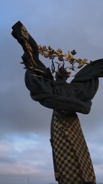 Monument i centrum av Kiev, Ukraina. Jungfru. Vertikal video — Stockvideo