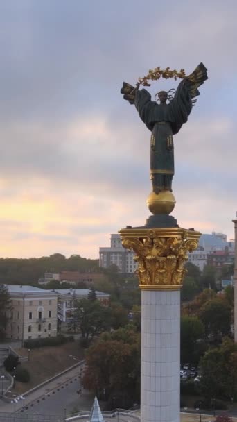 Monumento no centro de Kiev, Ucrânia. Maidan. Vídeo vertical — Vídeo de Stock