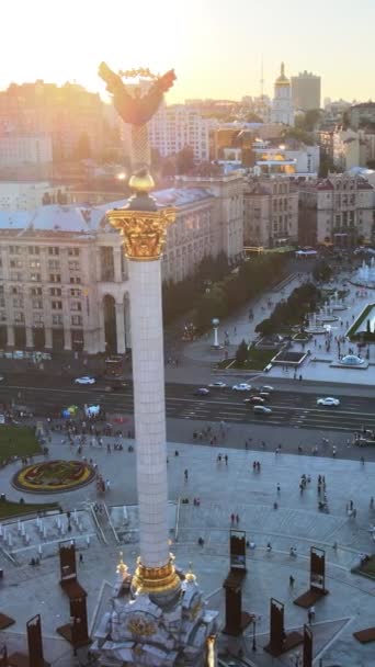 Monumento en el centro de Kiev, Ucrania. Maidan. Vídeo vertical — Vídeo de stock