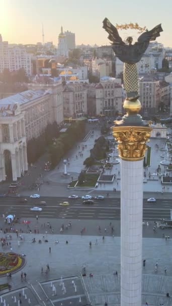 Ukrayna 'nın başkenti Kiev' de bir anıt. Meydan. Dikey video — Stok video