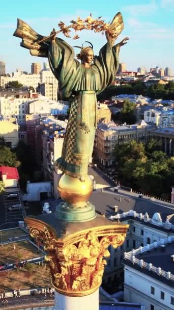 Μνημείο στο κέντρο του Κιέβου, Ουκρανία. Μαϊντάν. Κάθετη βίντεο — Αρχείο Βίντεο