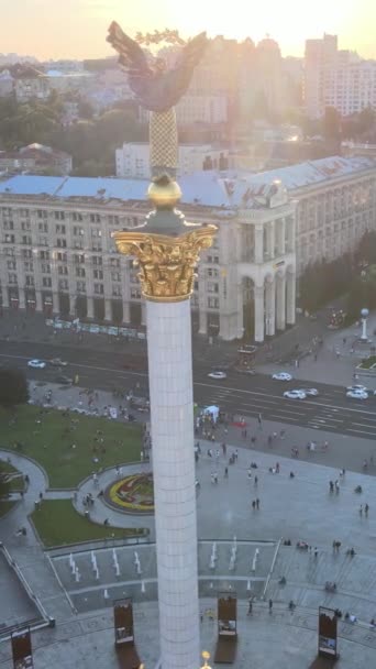 Ukrayna 'nın başkenti Kiev' de bir anıt. Meydan. Dikey video — Stok video