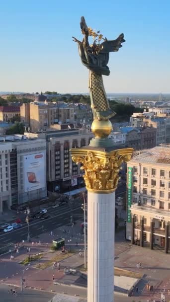Памятник в центре Киева, Украина. Майдан. Вертикальное видео — стоковое видео