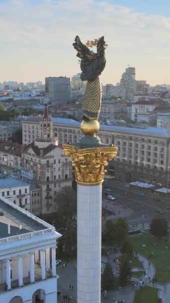 Denkmal im Zentrum von Kiew, Ukraine. Maidan. Vertikales Video — Stockvideo