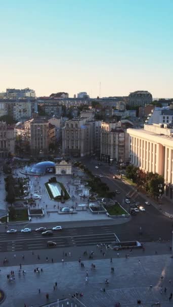 Памятник в центре Киева, Украина. Майдан. Вертикальное видео — стоковое видео