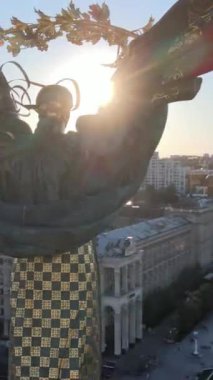 Ukrayna 'nın başkenti Kiev' de bir anıt. Meydan. Dikey video