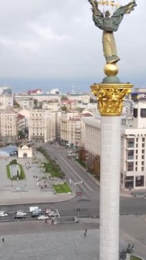 Dikey video Kyiv, Ukrayna Bağımsızlık Meydanı, Meydan. Hava görünümü