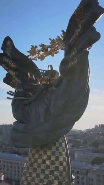 Пам'ятник у центрі Києва, Україна. Майдан. Вертикальне відео — стокове відео