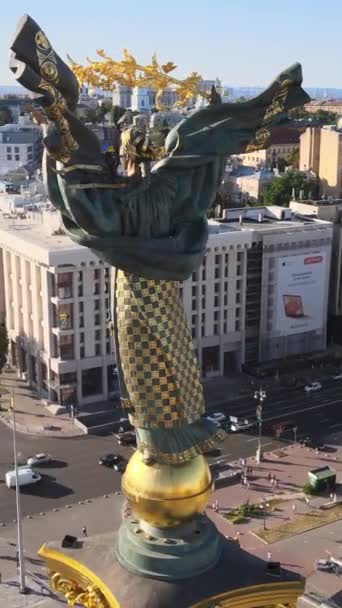 Monument in het centrum van Kiev, Oekraïne. Maidan. Verticale video — Stockvideo
