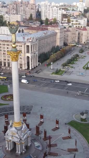 Vertikales Video Kiew, Unabhängigkeitsplatz der Ukraine, Maidan. Luftaufnahme — Stockvideo