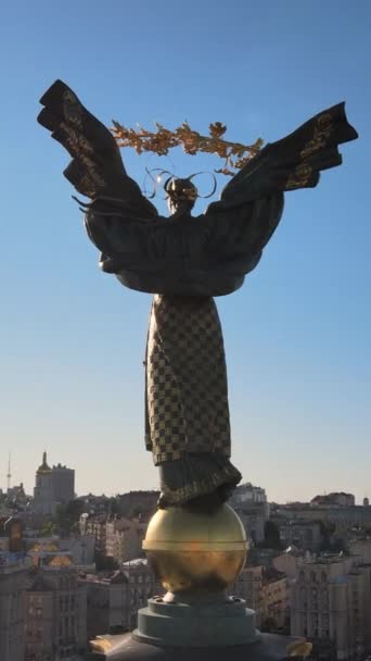 Pomnik w centrum Kijowa, Ukraina. Maidan. Pionowe wideo — Wideo stockowe