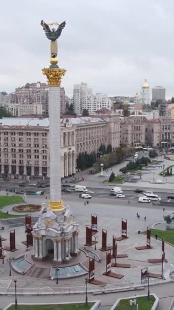 Вертикальное видео Киев, Площадь Независимости Украины, Майдан. Вид с воздуха — стоковое видео