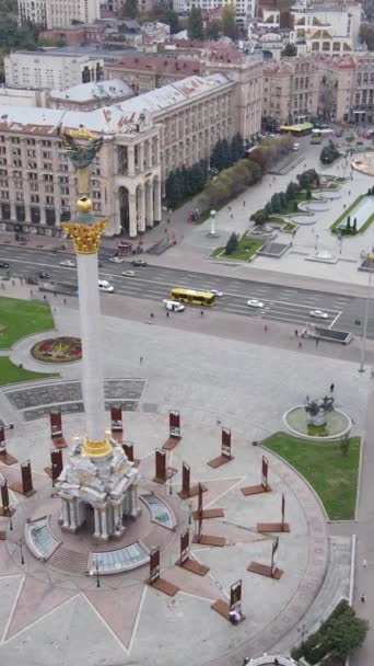 Vídeo vertical Kiev, Ucrania Plaza de la Independencia, Maidan. Vista aérea — Vídeo de stock