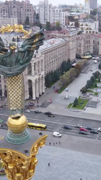 Vertikales Video Kiew, Unabhängigkeitsplatz der Ukraine, Maidan. Luftaufnahme — Stockvideo