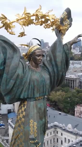 Вертикальне відео Kyiv, Ukraine Independence Square, Maidan. Вид з повітря — стокове відео