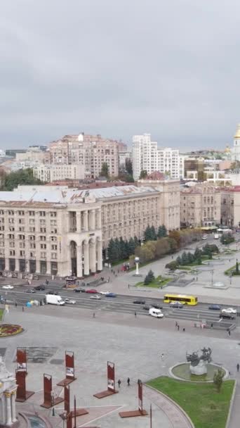 Вертикальне відео Kyiv, Ukraine Independence Square, Maidan. Вид з повітря — стокове відео